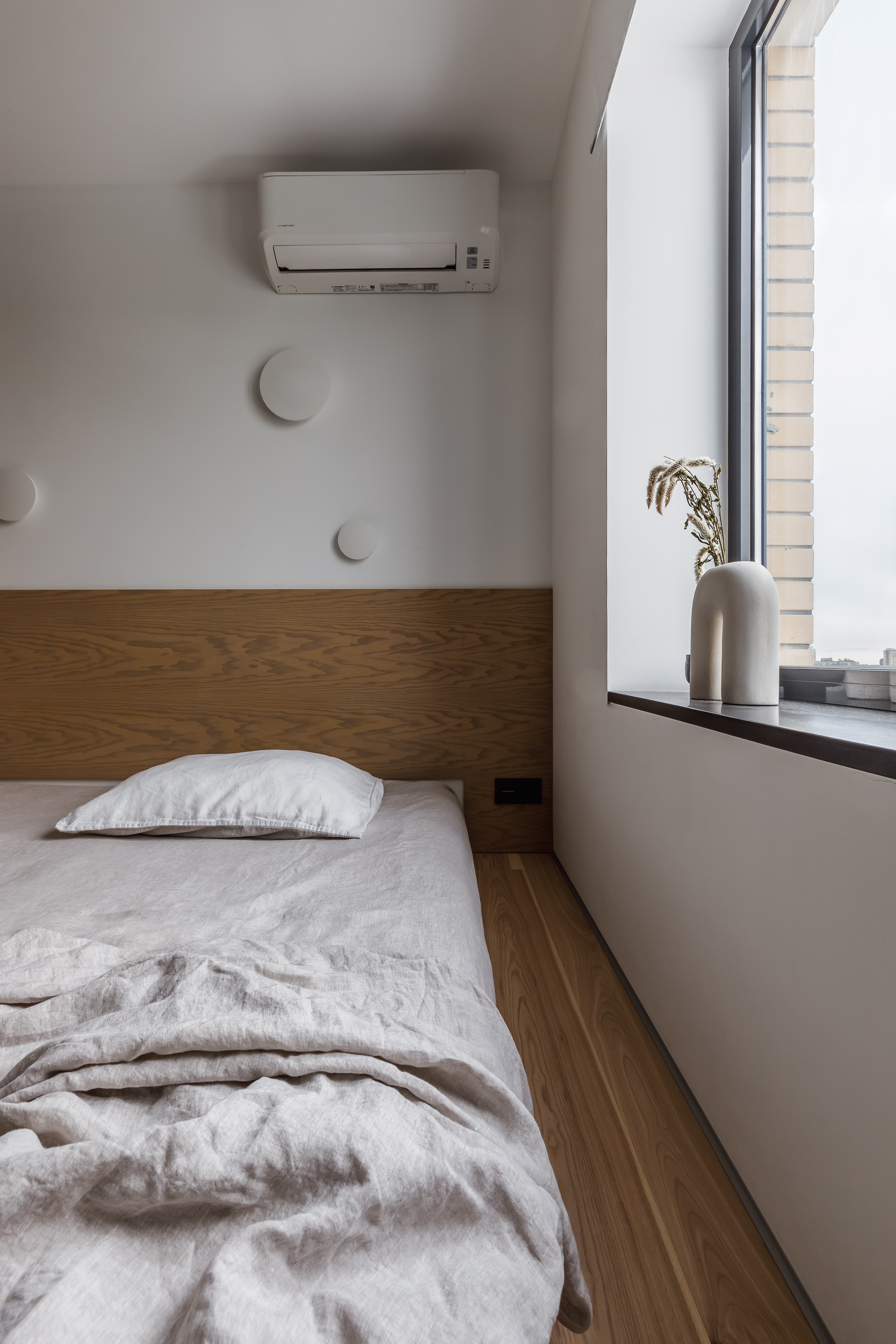 Планировка и дизайн-проекты интерьера узкой спальни